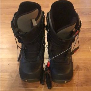 Snowboard boots